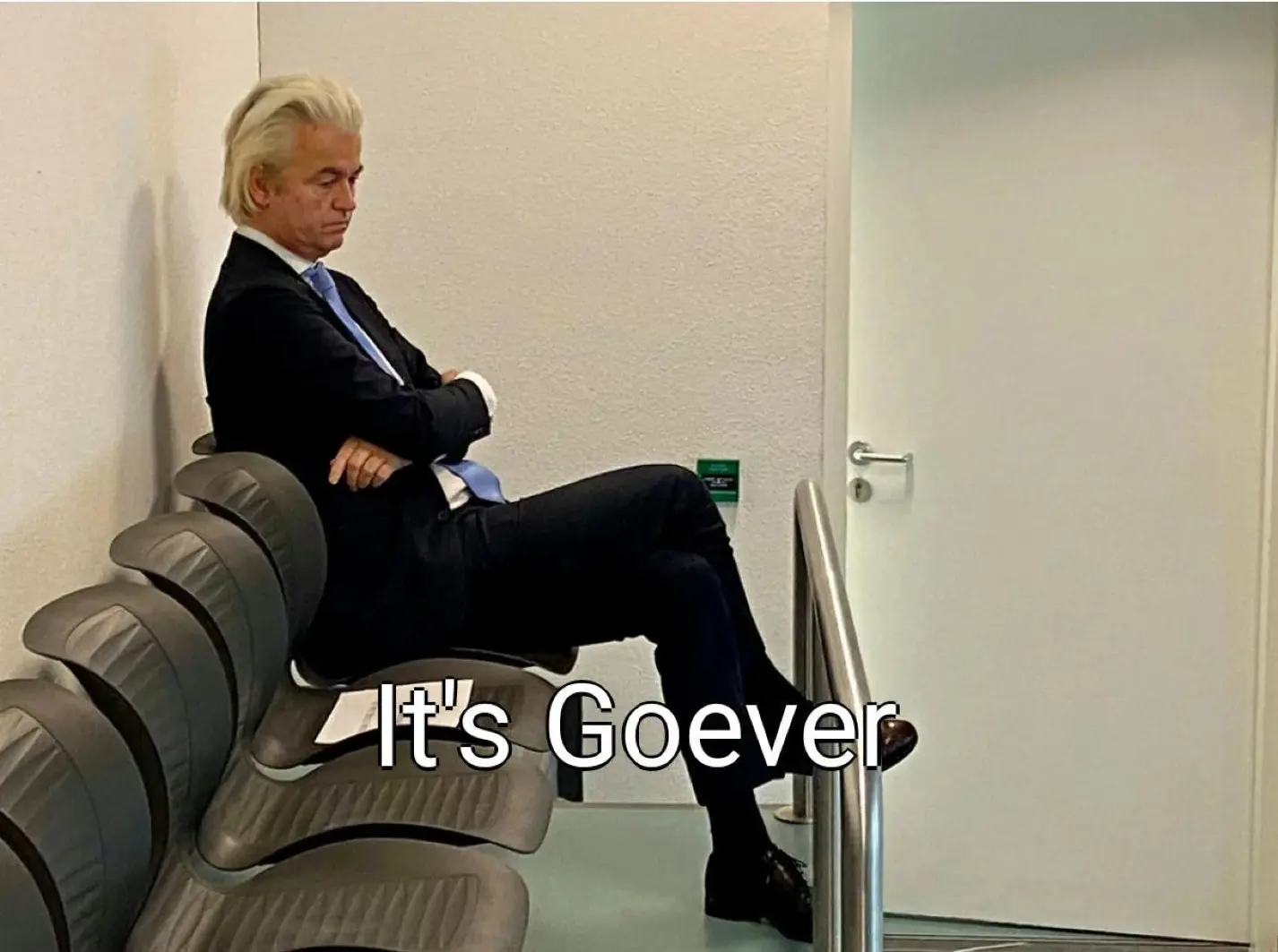 A picture of Geert Wilders sitting down and sulking with the text: "It's Goever"