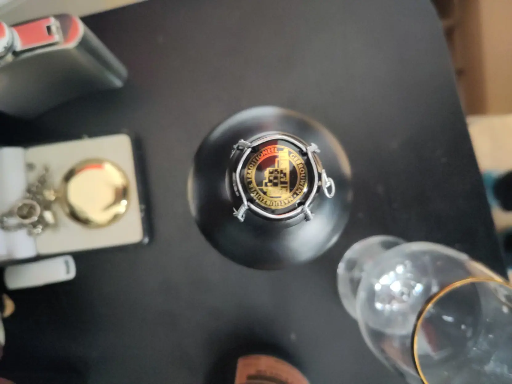 A topdown photo of the bottlecap showing the hertog jan brewery.